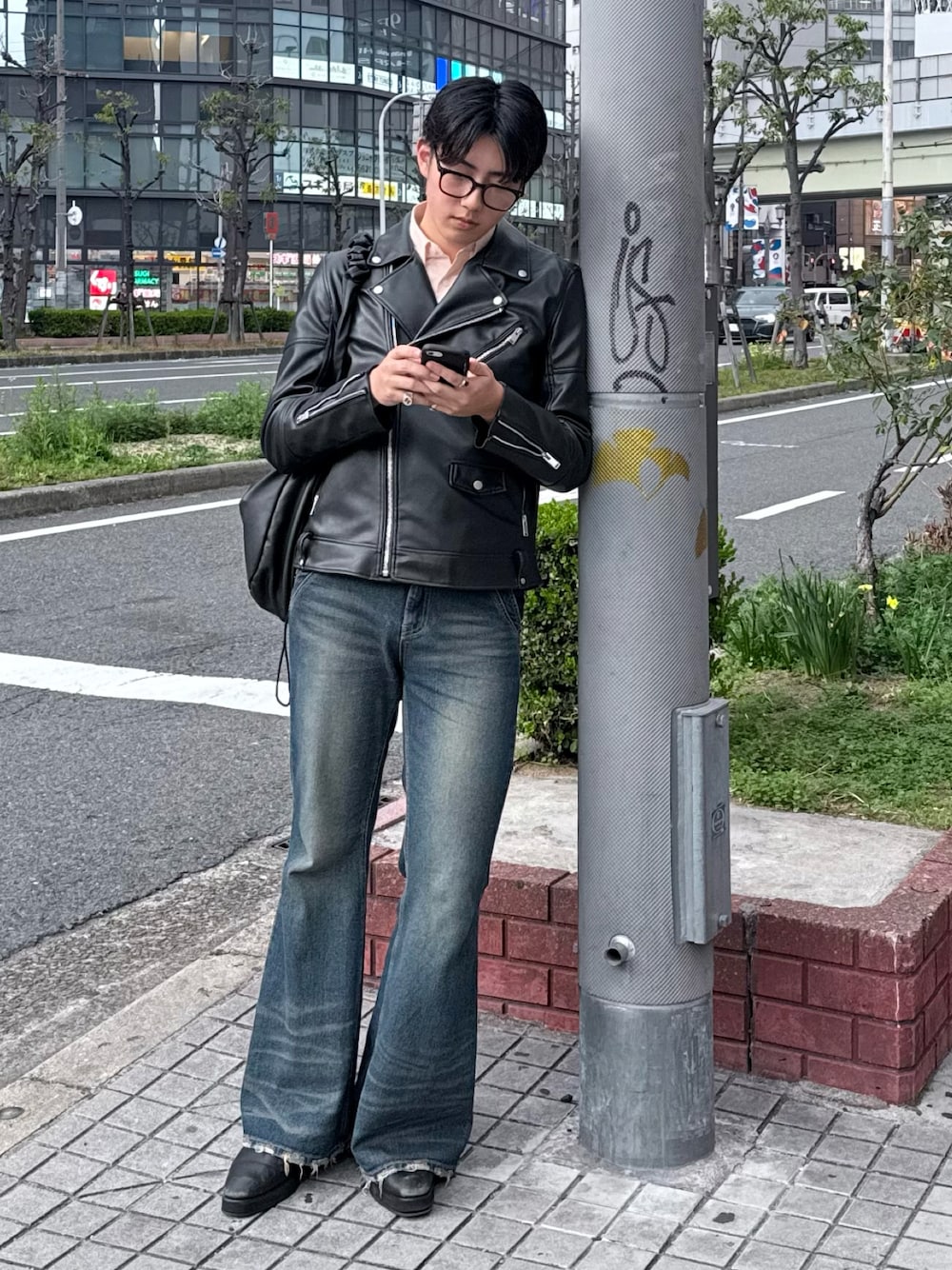 「春めき満開コーデ、ジャケット、春色、春服、休日コーデ、シャツスタイル、GU、大人コーデ、デニム、大人カジュアル」｜「Lui'sのサイドゴアブーツ（ブーツ、ブラック系）」を使った、キムチさん（メンズ・185cm）の春コーディネートの1枚目の写真