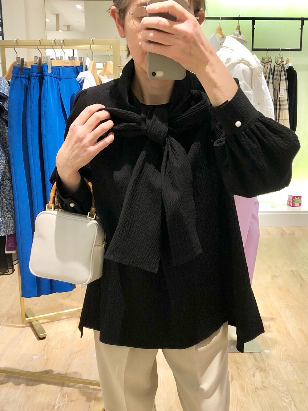 ブラック系のシャツ/ブラウス、ベージュ系のその他パンツを着用したレディースの春コーディネートの1枚目の写真