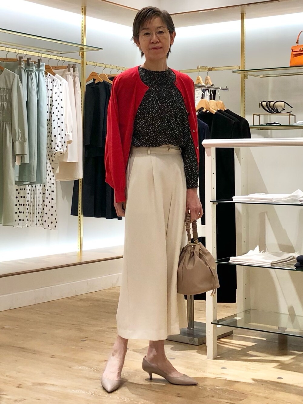 ホワイト系のその他パンツ、ベージュ系のショルダーバッグ、ブラック系のシャツ/ブラウスを着用したレディースの春コーディネートの1枚目の写真