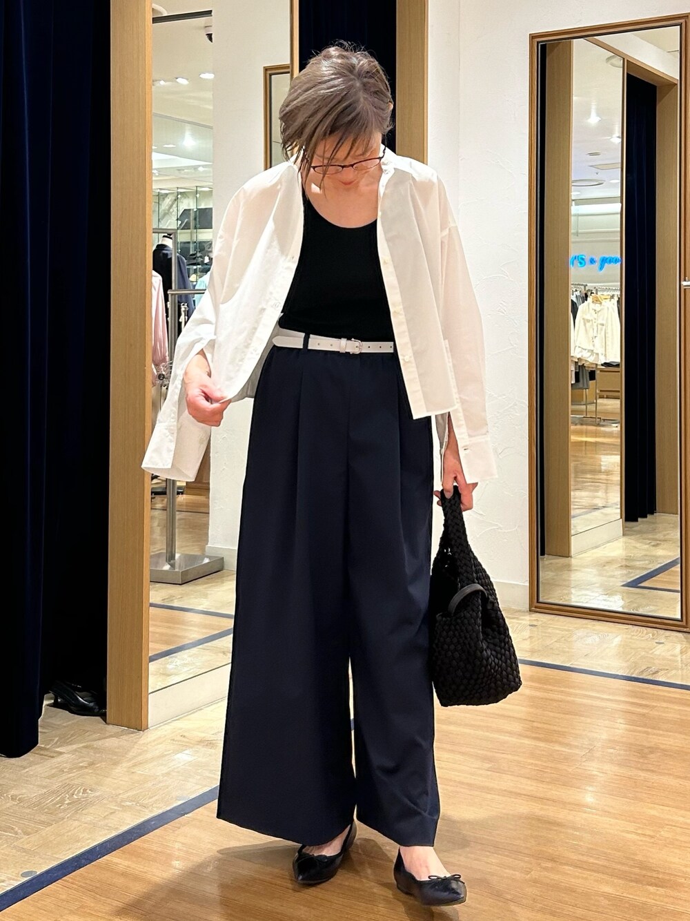 ブルー系のその他パンツ、ブラック系のショルダーバッグ、ブラック系のタンクトップを着用したレディースの春コーディネートの1枚目の写真