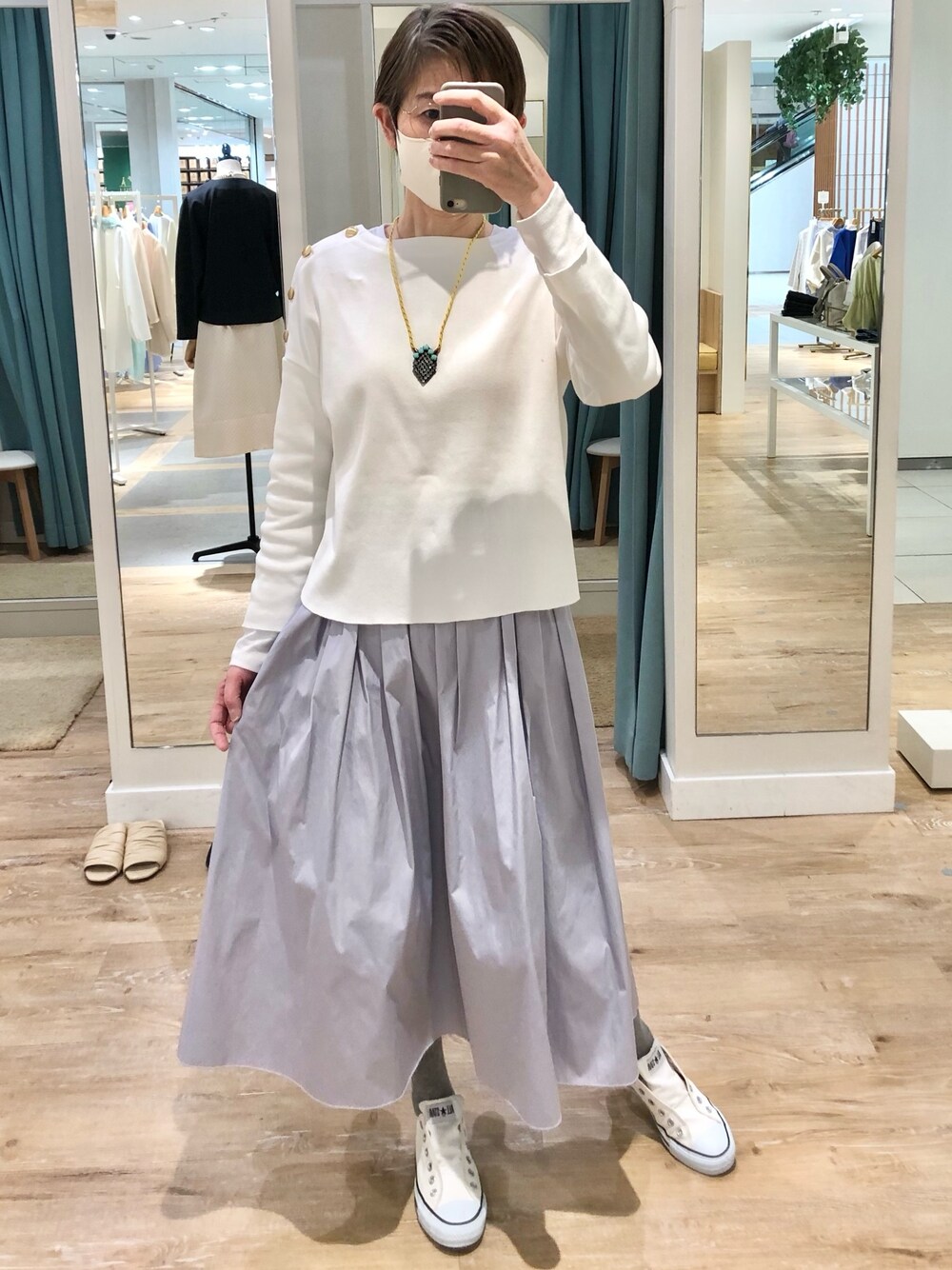 ホワイト系のTシャツ/カットソー、パープル系のスカートを着用したレディースの春コーディネートの1枚目の写真