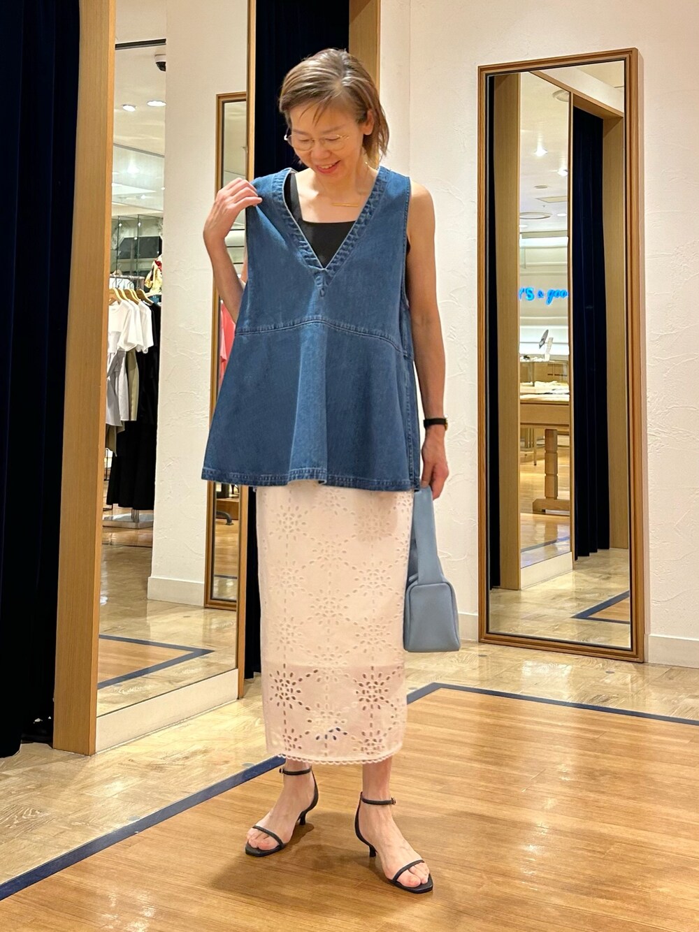 「デニム、大人カジュアル、大人コーデ、ノースリーブ、夏服、レース、大人カジュアルコーデ、ベストコーデ、アラフィー」｜「NOLLEY’Sの《セットアップ対応》Brocheレース ギャザータイトスカート（スカート、ホワイト系）」を使った、umezawa_nolさん（レディース・167cm）の夏コーディネートの1枚目の写真