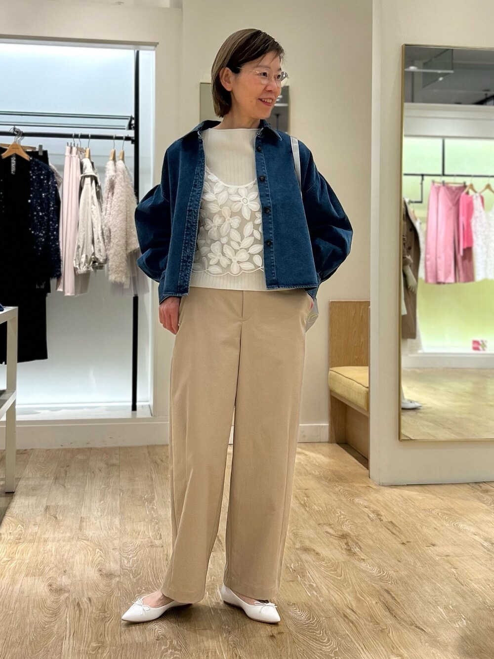 ホワイト系のバレエシューズ、ベージュ系のチノパンツ、ホワイト系のニット/セーターを着用したレディースの冬コーディネートの1枚目の写真