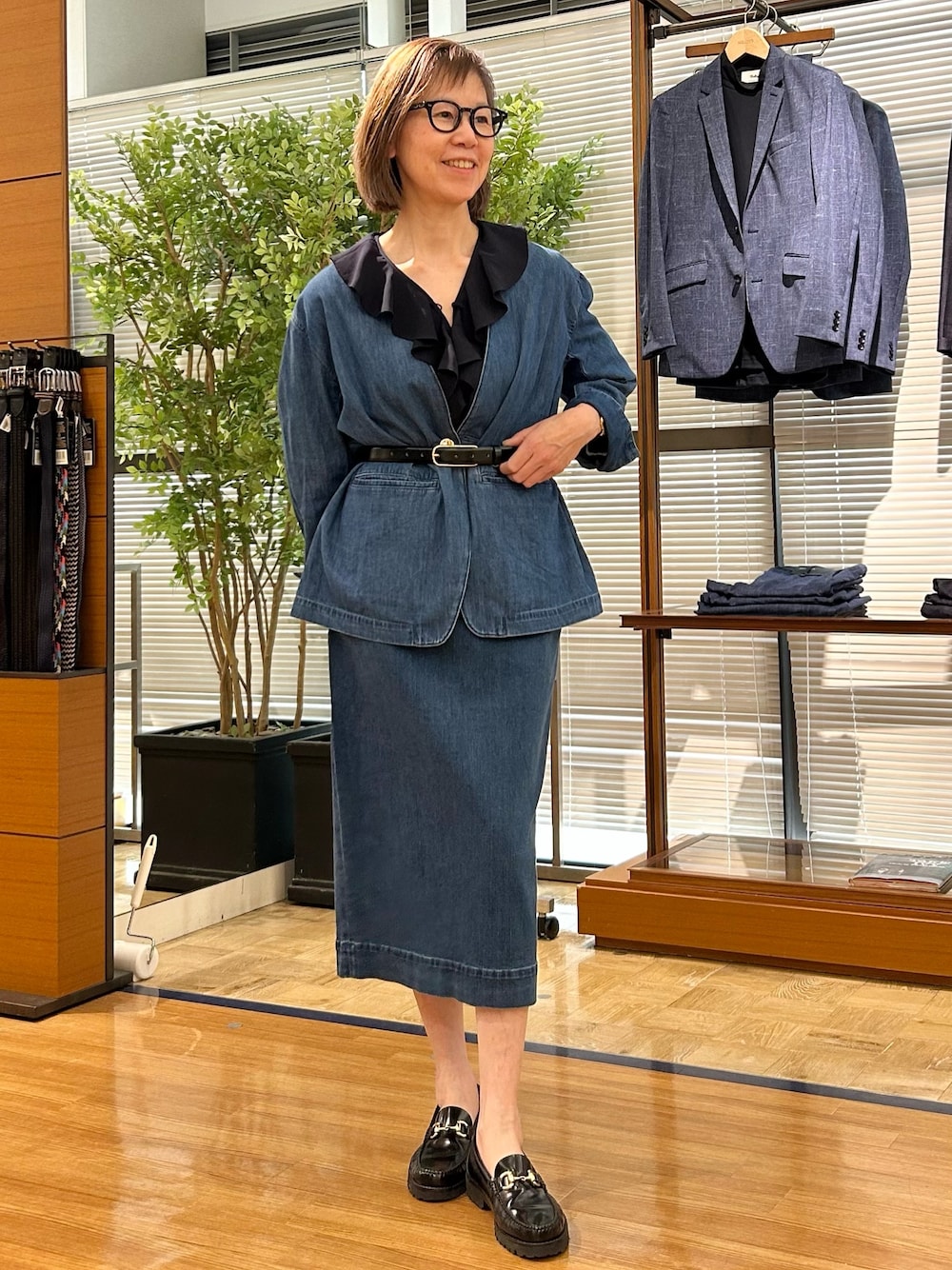 「春コーデ、デイリーカジュアル、セットアップスタイル、デニムコーデ、デニムジャケット、デニムスカート、ラッフルフリル、大人カジュアル、大人コーデ、アラフィフ、アラフィフコーデ」｜「Rie Millerの【RM denim】スリットタイトデニムスカート（スカート、ブルー系）」を使った、umezawa_nolさん（レディース・167cm）の春コーディネートの1枚目の写真