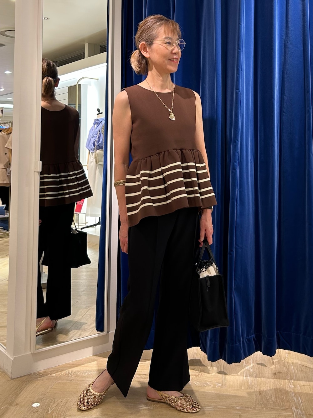 「夏、オトナカジュアル、パンツスタイル、ノースリーブ、ぺプラムトップス、アラフィフ、50代ファッション、50代コーデ、オトナカワイイ、おとなコーデ、シンプルコーデ、シンプル、シンプルスタイル」｜「NOLLEY’Sのウォッシャブルハイスペック裾フレアパンツ（その他パンツ、ブラック系）」を使った、umezawa_nolさん（レディース・167cm）の夏コーディネートの1枚目の写真