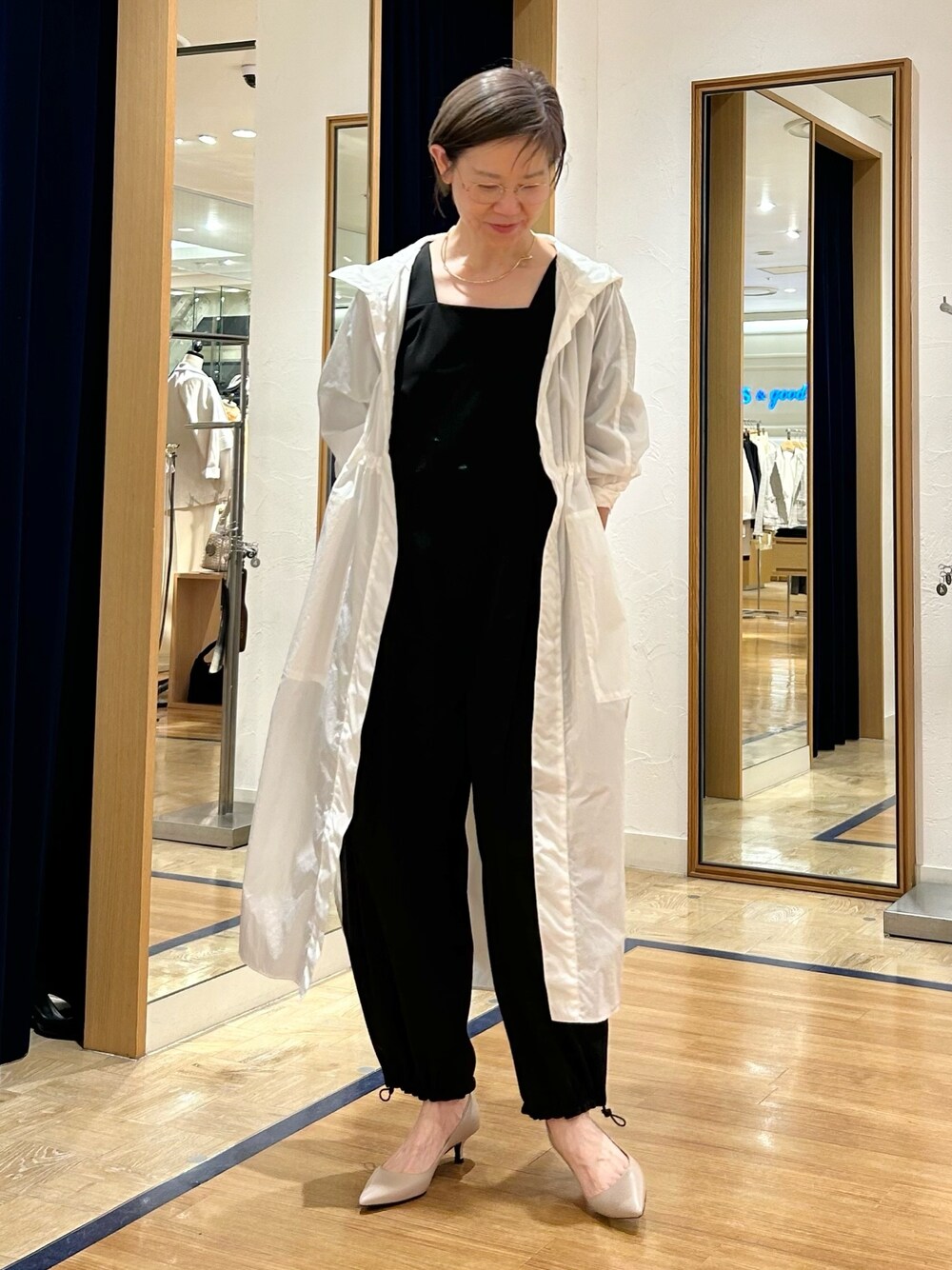 「春夏コーデ、大人カジュアル、大人コーデ、オールインワン、モノトーン、アウターコーデ、春アウター、きれいめカジュアル、アラフィフ」｜「Rie Millerのウォッシャブルスクエアネックオールインワン（つなぎ/オールインワン、ブラック系）」を使った、umezawa_nolさん（レディース・167cm）の春コーディネートの1枚目の写真