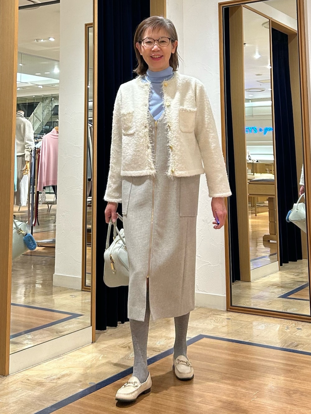 「ジャンパースカート、ニットジャケット、カーディガン、カーディガンコーデ、春色、春色コーデ、淡色コーデ、キレイめ、きれいめコーディネート、キレイめコーデ、大人コーデ、50代ファッション、50代コーデ」｜「NOLLEY’Sのウォッシャブルツイードジャンパースカート（ワンピース、グレー系）」を使った、umezawa_nolさん（レディース・167cm）の冬コーディネートの1枚目の写真