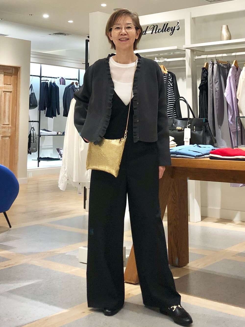 「カジュアルコーデ、キレイめカジュアル、秋コーデ、大人コーデ、秋、シンプル、大人カジュアル、高身長女子、サロペット、モノトーン」｜「NOLLEY’Sのウォッシャブルポプリンサロペットパンツ（サロペット/オーバーオール、ブラック系）」を使った、umezawa_nolさん（レディース・167cm）の秋コーディネートの1枚目の写真