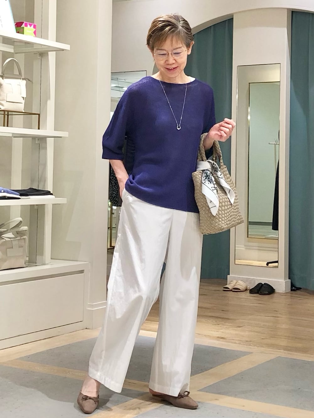 ホワイト系のその他パンツ、パープル系のニット/セーター、シルバー系のネックレスを着用したレディースの春コーディネートの1枚目の写真