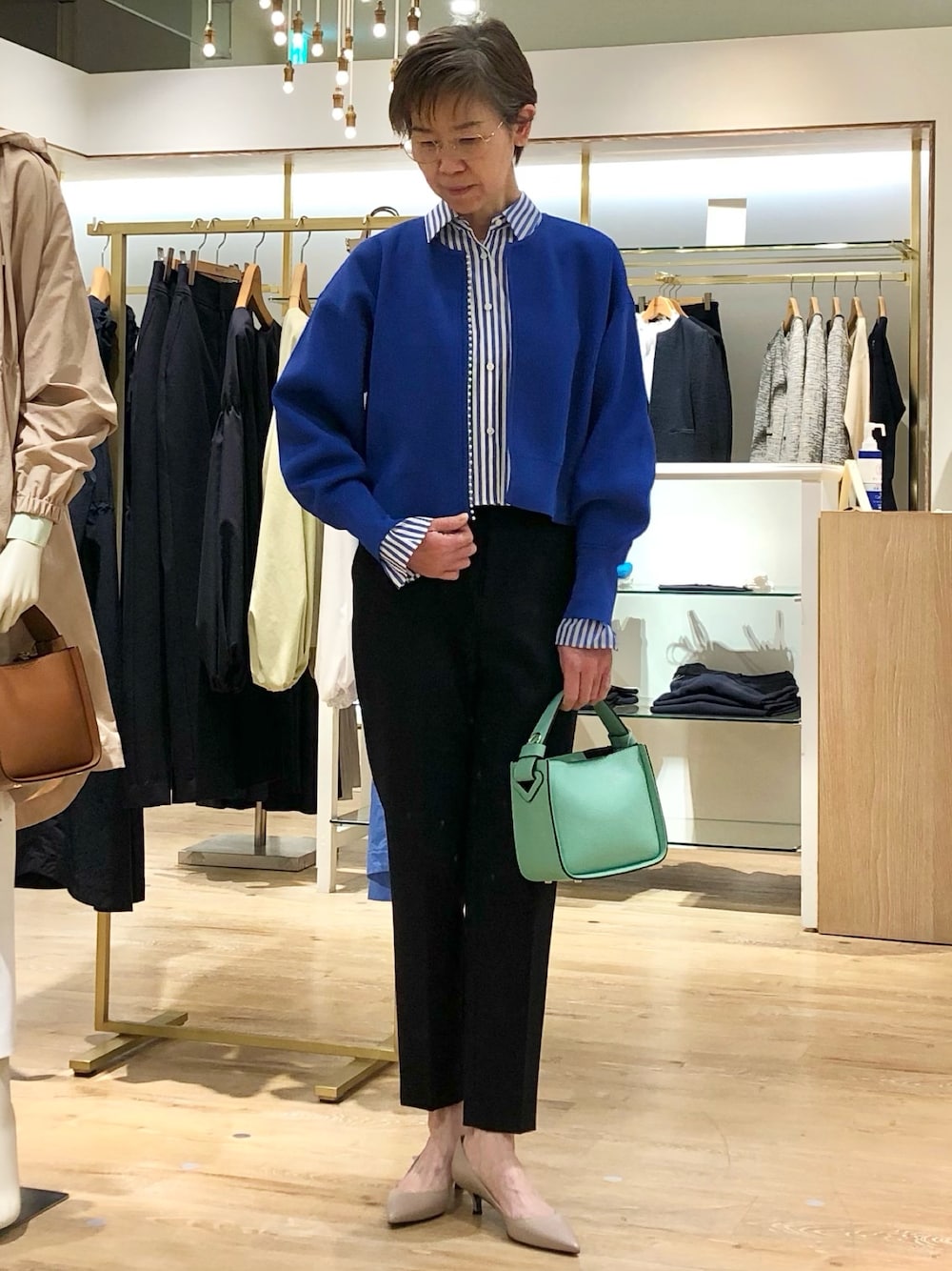 ブルー系のカーディガン/ボレロ、ブルー系のその他パンツ、ブルー系のシャツ/ブラウスを着用したレディースの春コーディネートの1枚目の写真