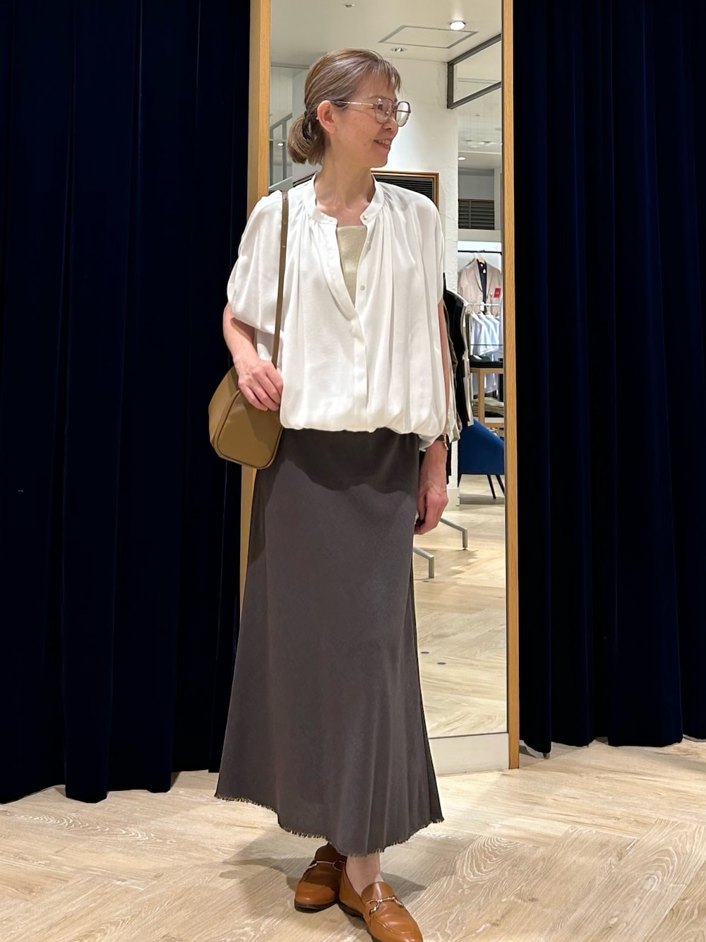 「大人カジュアルコーデ、大人コーデ、キレイめ、とろみブラウス、ブラウス、ブラウス×スカート、ブラウスコーデ、オフィスカジュアル、オフィススタイル、アラフィフ、50代ファッション、50代コーデ」｜「NOLLEY’Sのウォッシャブル綿麻スラブナロースカート（スカート、グレー系）」を使った、umezawa_nolさん（レディース・167cm）の夏コーディネートの1枚目の写真
