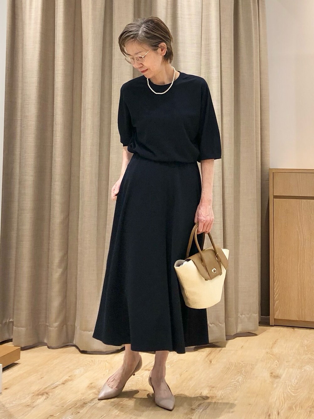 ブルー系のスカート、ブルー系のTシャツ/カットソーを着用したレディースの春コーディネートの1枚目の写真
