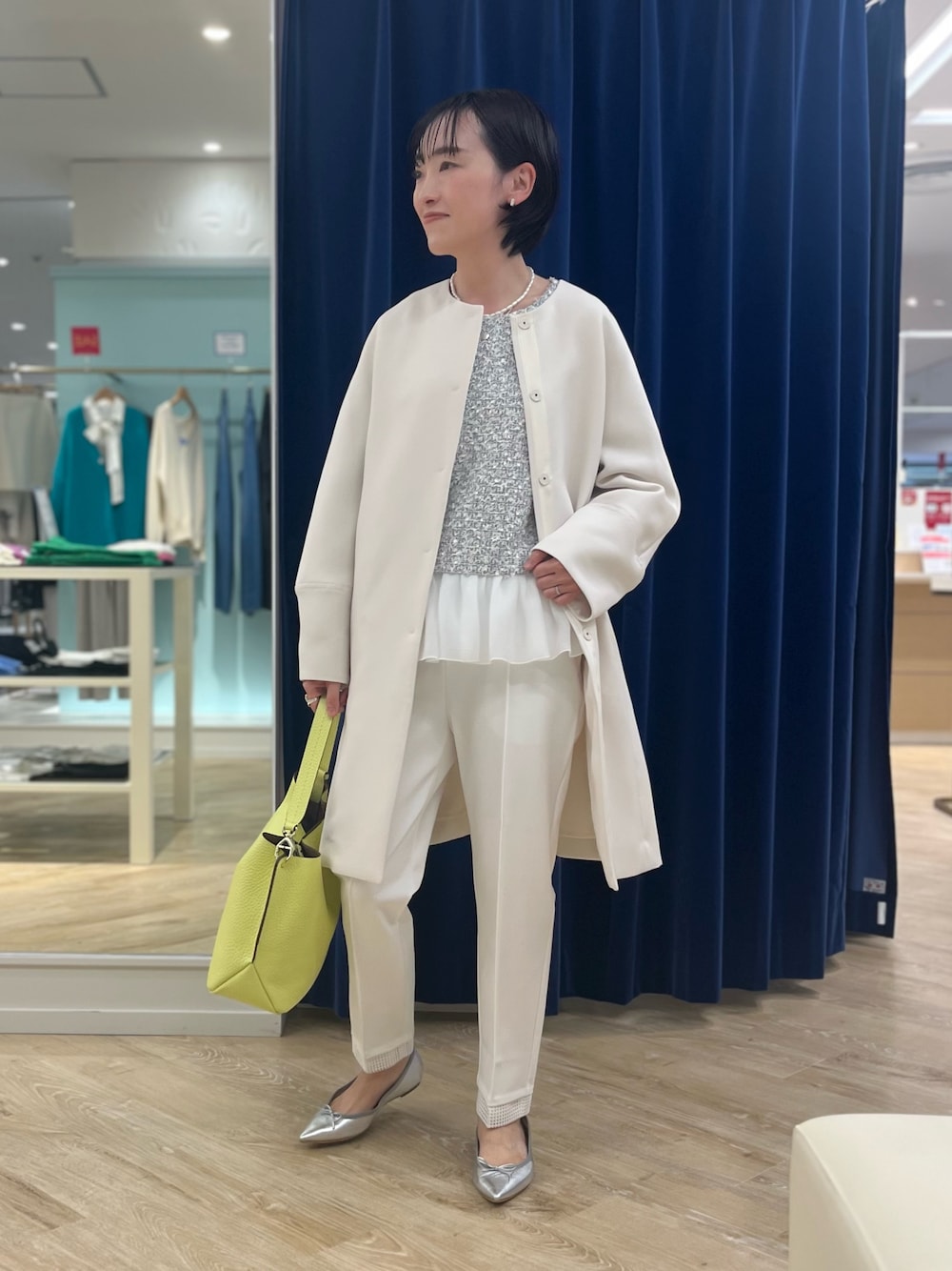 ウォッシャブル軽量トリプルクロスサテン切替クルーネックコートを使っ