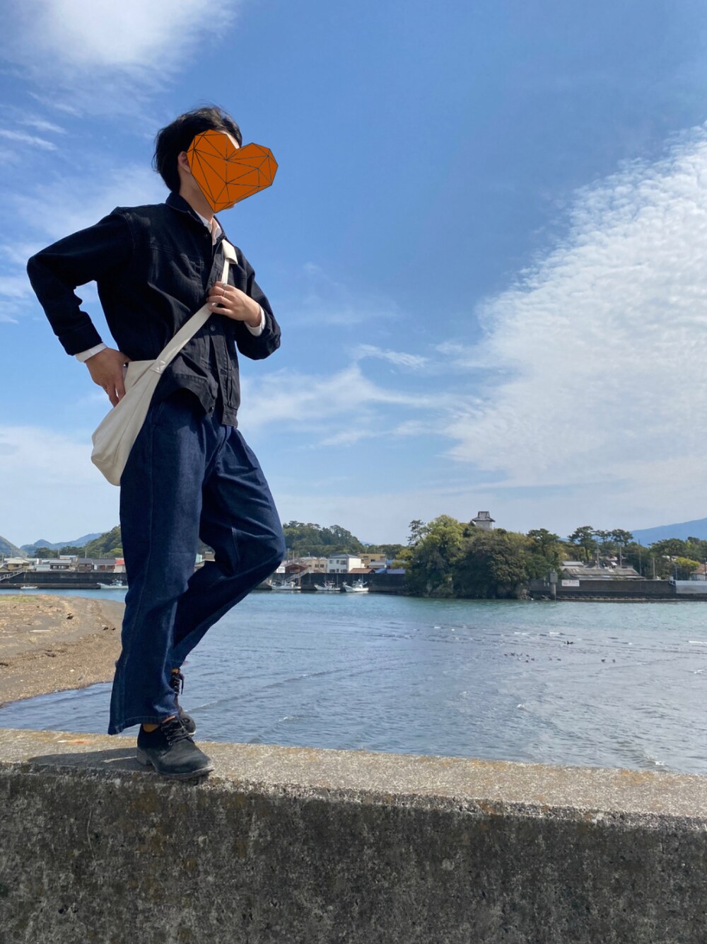 「オトナカジュアル、メンズコーデ、春コーデ、ヴィンテージ、ヴィンテージデニム、デニムパンツ、デニムジャケット、アメカジコーデ、アメカジ、ブーツコーデ、高身長男子、トレンド」｜「UNIQLOのアイテム（デニムジャケット、ブラック系）」を使った、yotaさん（メンズ・180cm）の春コーディネートの1枚目の写真
