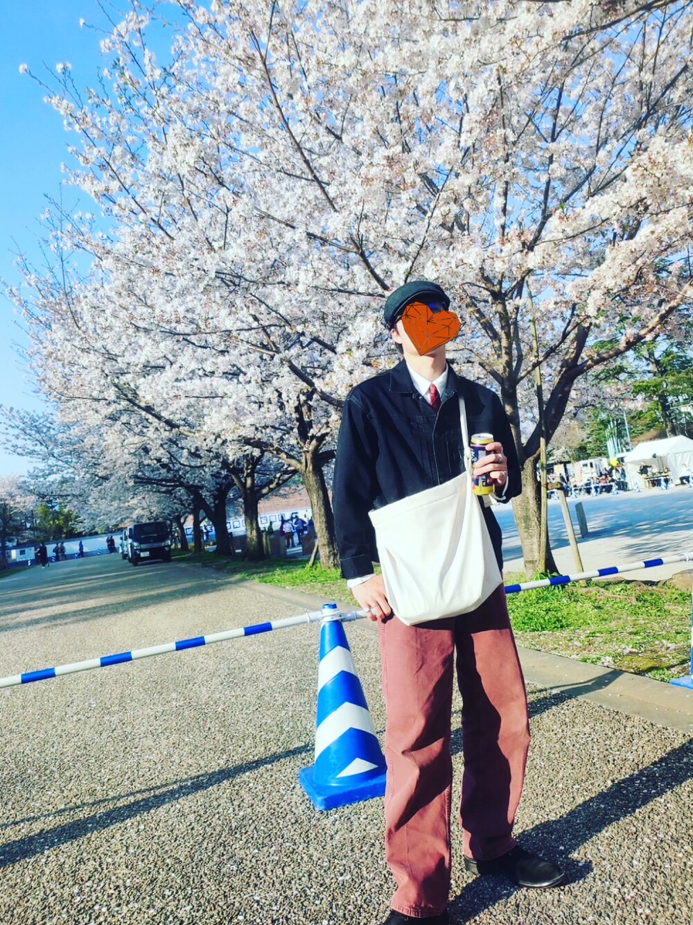 「春、デニムパンツ、ハンチング、花見コーデ、ブーム、ショルダーバッグ、ヴィンテージ、お洒落さんとつながりたい、春服みてみて、休日コーデ」｜「UNIQLOのアイテム（デニムジャケット、ブラック系）」を使った、yotaさん（メンズ・180cm）の春コーディネートの1枚目の写真