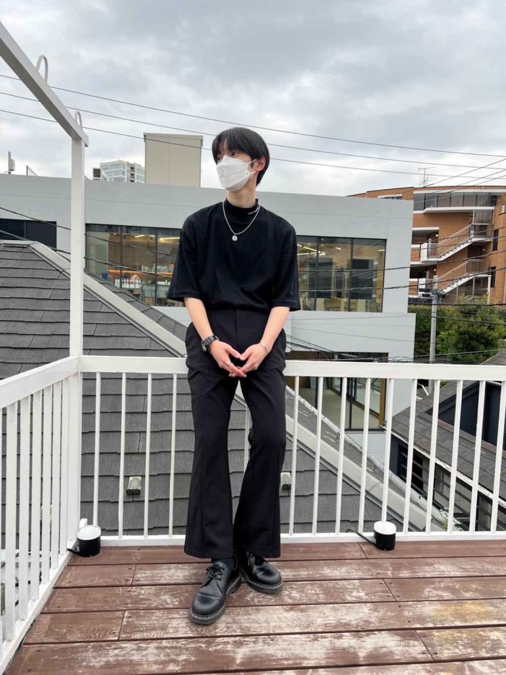 「メンズコーデ、キレイめ、シンプル、ブラック、韓国ファッション、韓国ブランド、韓国好きな人と繋がりたい、韓国メンズファッション」｜「modefreakのアイテム（Tシャツ/カットソー、ブラック系）」を使った、吉田さん（メンズ・177cm）の夏コーディネートの1枚目の写真
