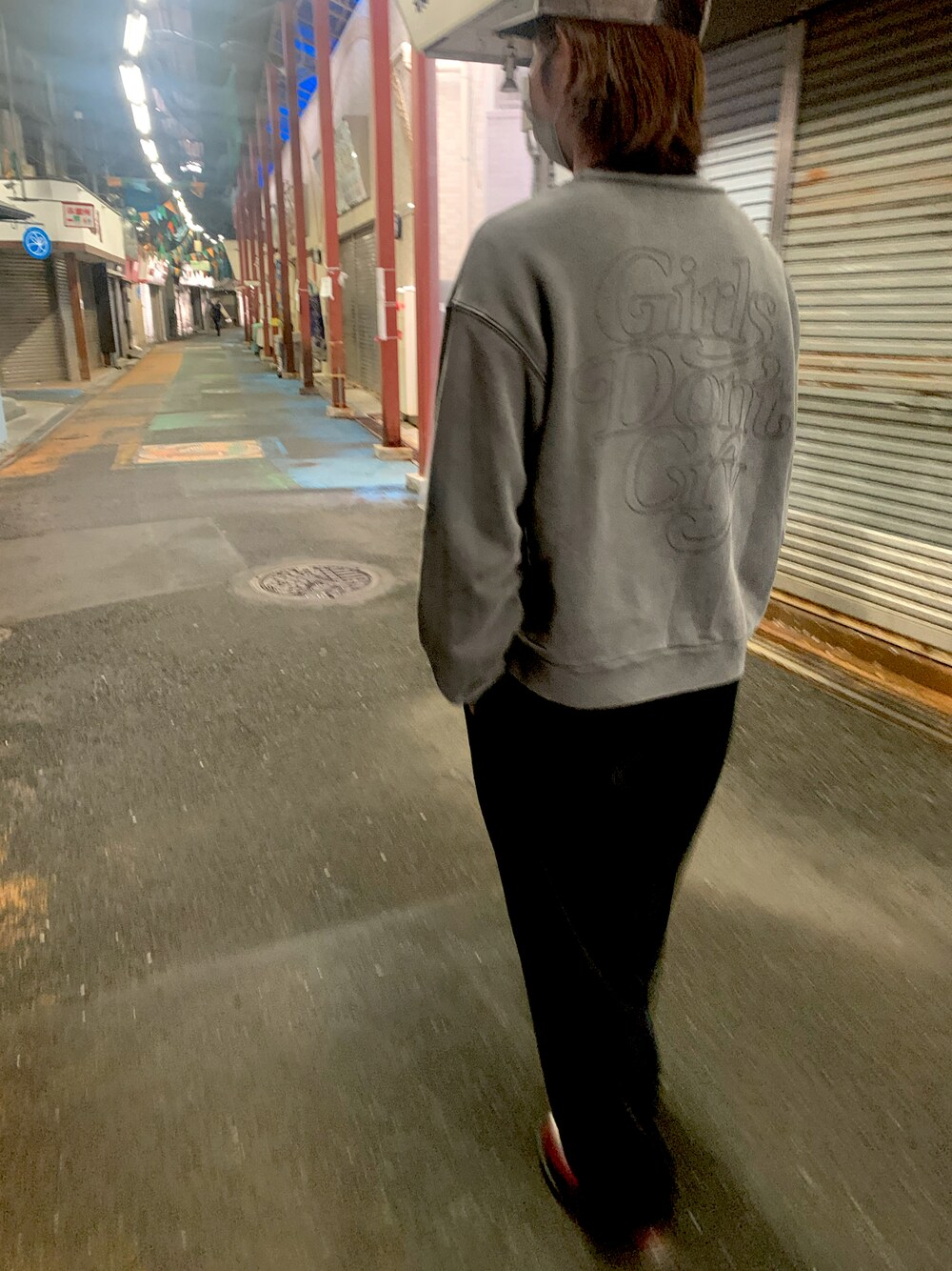 「ほめられ本命コーデ、カジュアルコーデ、キャップコーデ、スウェット、コーデュロイパンツ、ブーツ、carhartt、Girls don't cry、Dr.Martens、いいね、save、フォローお願いします🤑、相互フォロー、休日スタイル」｜「Girls Don't Cryのアイテム（スウェット、グレー系）」を使った、Poshi & Poki さん（メンズ・179cm）の冬コーディネートの1枚目の写真