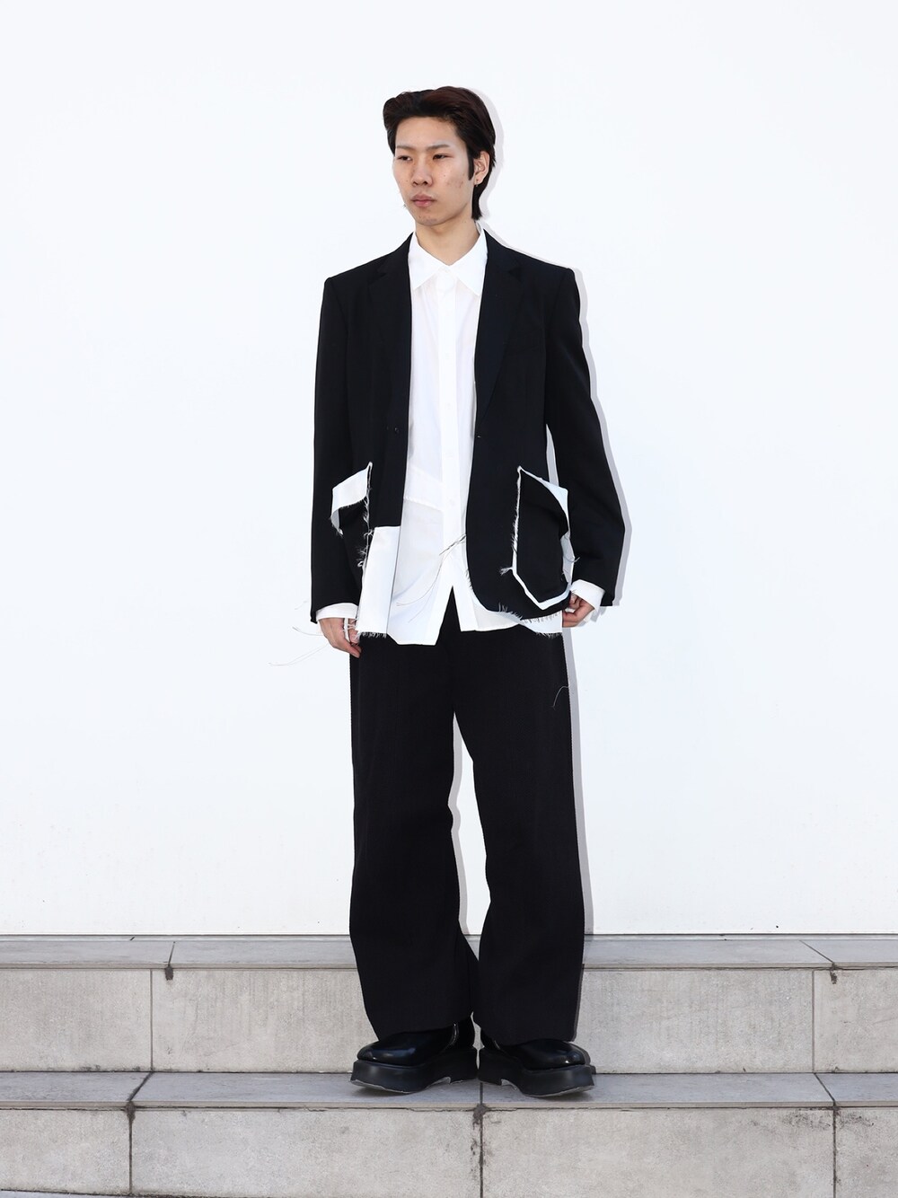 「ジャケットスタイル、ブラック」｜「sulvamの【sulvam/サルバム】BODY OVERLAP STAND COLLAR SHIRT（シャツ/ブラウス、ホワイト系）」を使った、cionさん（メンズ・175cm）の冬コーディネートの1枚目の写真