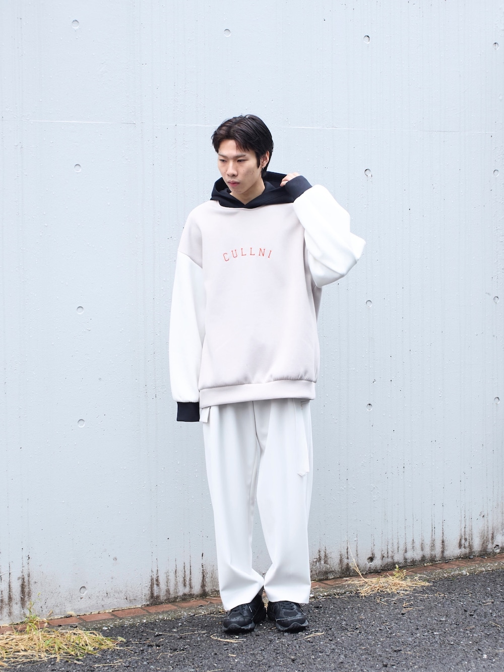 「パーカー」｜「CULLNIのSTUDIOUS別注 CARGO PANTS（カーゴパンツ、グレー系）」を使った、cionさん（メンズ・175cm）の冬コーディネートの1枚目の写真