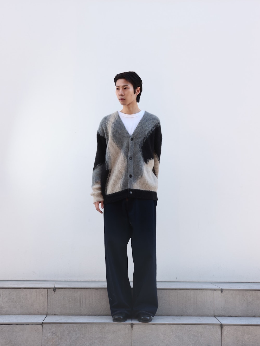 「カーディガン」｜「STUDIOUSのパネルインターシャカーディガン（ニット/セーター、ブラック系）」を使った、cionさん（メンズ・175cm）の冬コーディネートの1枚目の写真