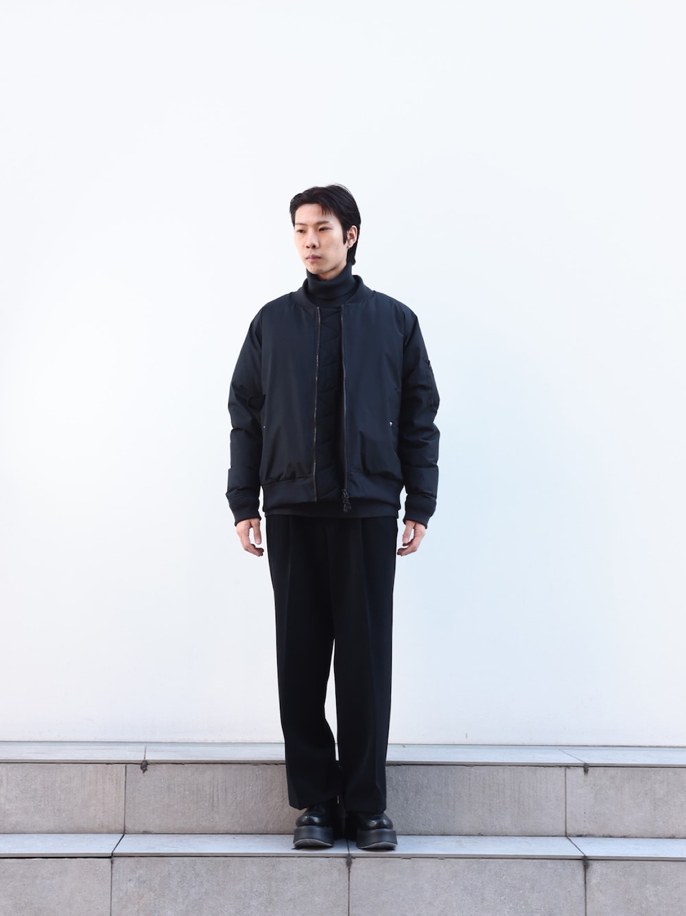 「ブルゾン、MA-1、24ssトレンド」｜「WRAPINKNOTのSTUDIOUS別注 奇跡のタートルネック（ニット/セーター、グレー系）」を使った、cionさん（メンズ・175cm）の冬コーディネートの1枚目の写真