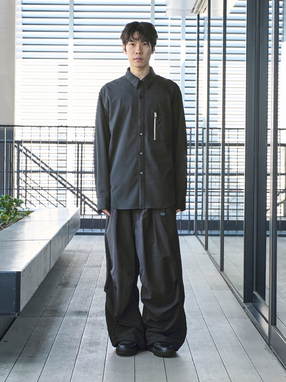 「カジュアル、シンフルコーデ、シャツスタイル」｜「ATTACHMENTのSTUDIOUS別注 Zip Shirts（シャツ/ブラウス、ブラック系）」を使った、cionさん（メンズ・175cm）の春コーディネートの1枚目の写真