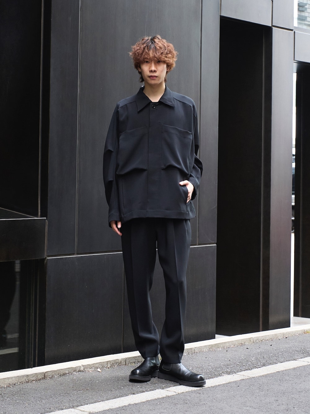 「カジュアル、セットアップ、春コーデ」｜「N.HOOLYWOODのSTUDIOUS別注 098 SHIRTS BLOUSON（ブルゾン、ブラック系）」を使った、cionさん（メンズ・175cm）の冬コーディネートの1枚目の写真