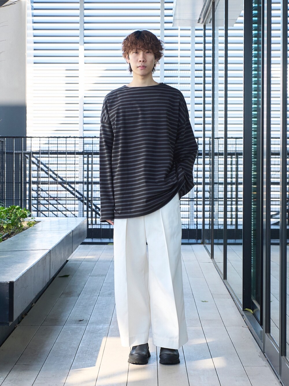 「スラックス、きれいめカジュアル、カジュアルコーデ」｜「STUDIOUSの【PUBLIC TOKYO/パブリックトウキョウ】エバークリースデニムイージーパンツ（デニムパンツ、ホワイト系）」を使った、cionさん（メンズ・175cm）の冬コーディネートの1枚目の写真