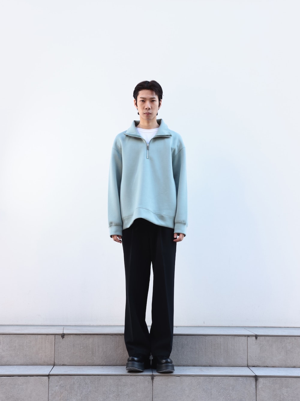 「ハーフジップ」｜「STUDIOUSのDouble Core ワイドテーパードパンツ（スラックス、ブラック系）」を使った、cionさん（メンズ・175cm）の冬コーディネートの1枚目の写真