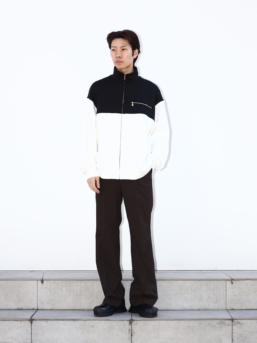 「カジュアルコーデ、春コーデ」｜「CULLNIのSTUDIOUS別注FULLZIP STANDCOLLAR（スウェット、ホワイト系）」を使った、cionさん（メンズ・175cm）の冬コーディネートの1枚目の写真