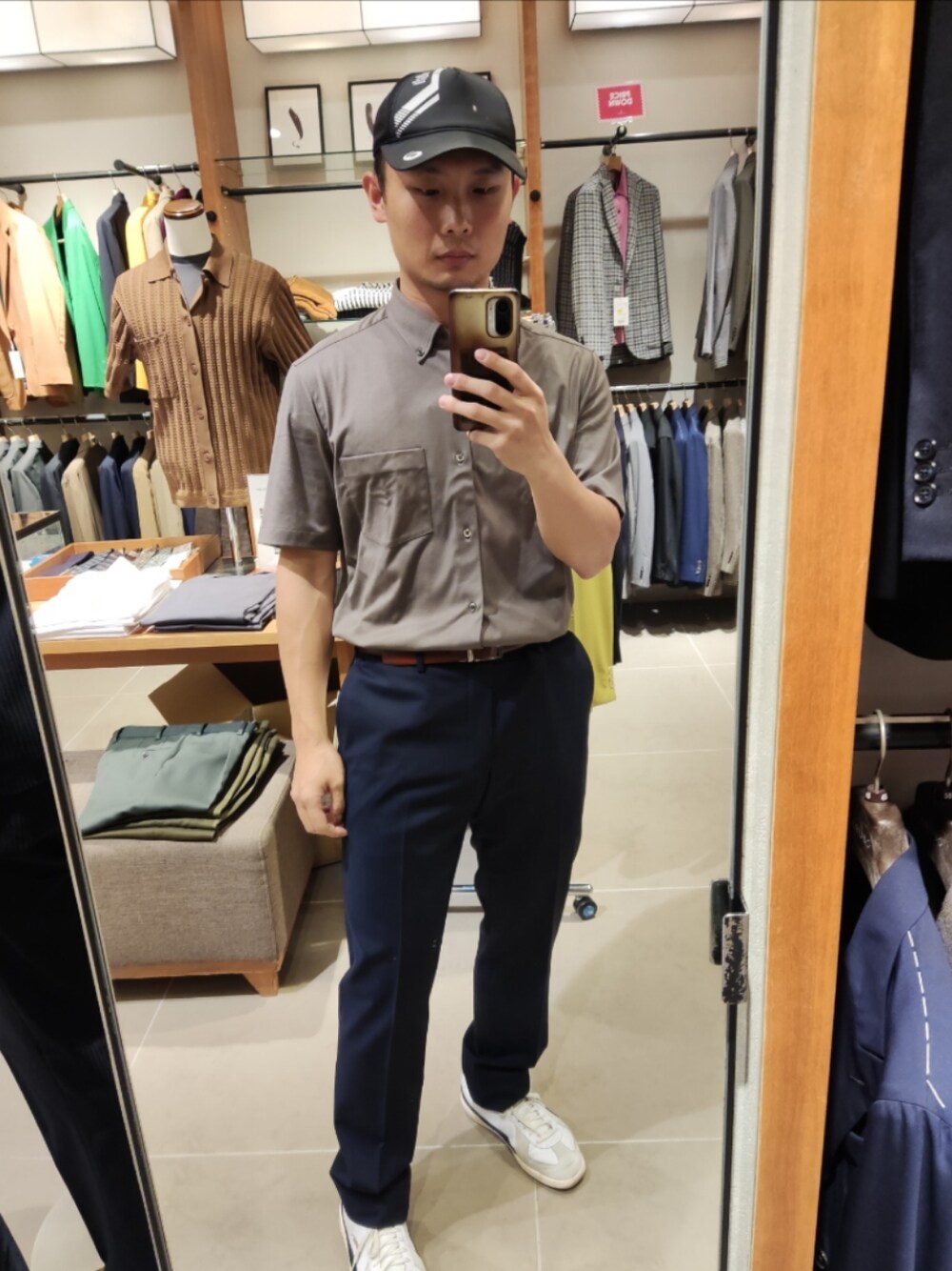 「UNITED ARROWSのアイテム（ビジネスシャツ、ブラウン系）」を使った、Billy Darvishさん（メンズ・173cm）の秋コーディネートの1枚目の写真