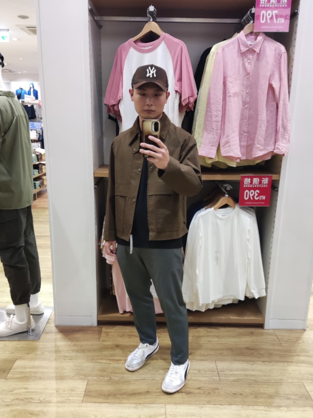 「UNIQLOのアイテム（ブルゾン、ブラウン系）」を使った、Billy Darvishさん（メンズ・172cm）の夏コーディネートの1枚目の写真