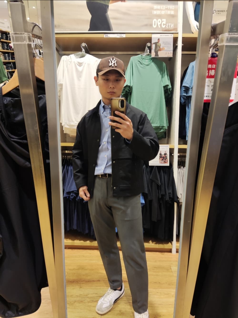 「UNIQLOのアイテム（ブルゾン、ブラック系）」を使った、Billy Darvishさん（メンズ・172cm）の夏コーディネートの1枚目の写真