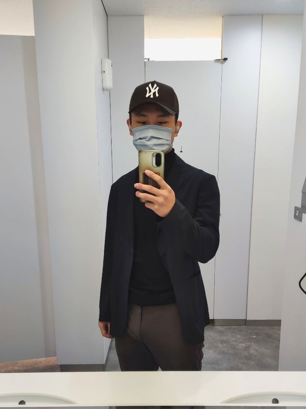 「UNITED ARROWSのアイテム（テーラードジャケット、ブラック系）」を使った、Billy Darvishさん（メンズ・173cm）の冬コーディネートの1枚目の写真