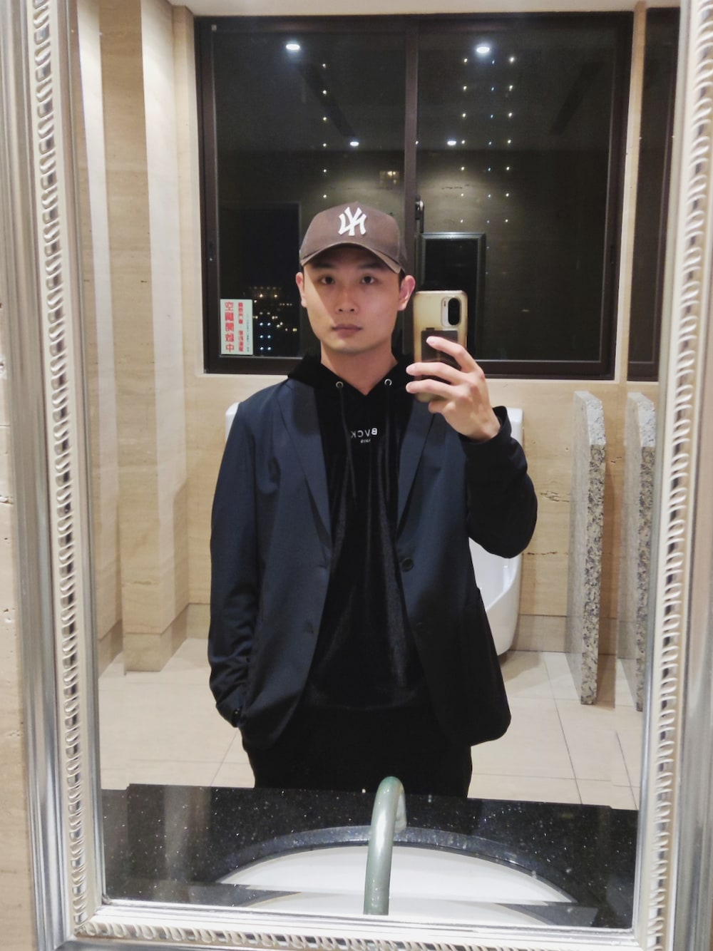 「BLVCK PARISのアイテム（パーカー、ブラック系）」を使った、Billy Darvishさん（メンズ・173cm）の冬コーディネートの1枚目の写真