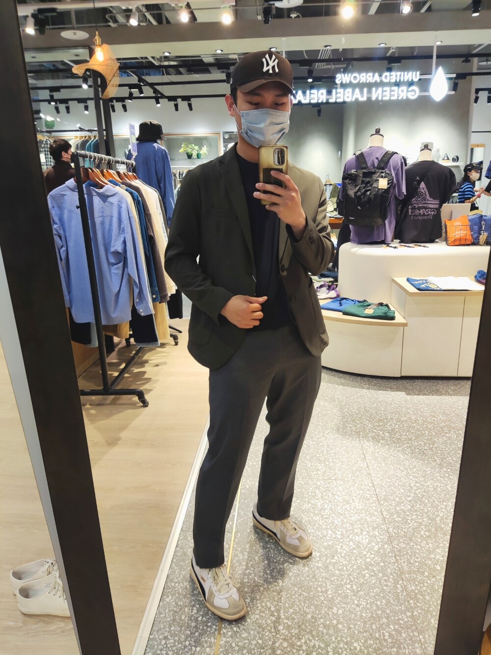 「上班」｜「URBAN RESEARCHのアイテム（テーラードジャケット、グリーン系）」を使った、Billy Darvishさん（メンズ・173cm）の春コーディネートの1枚目の写真