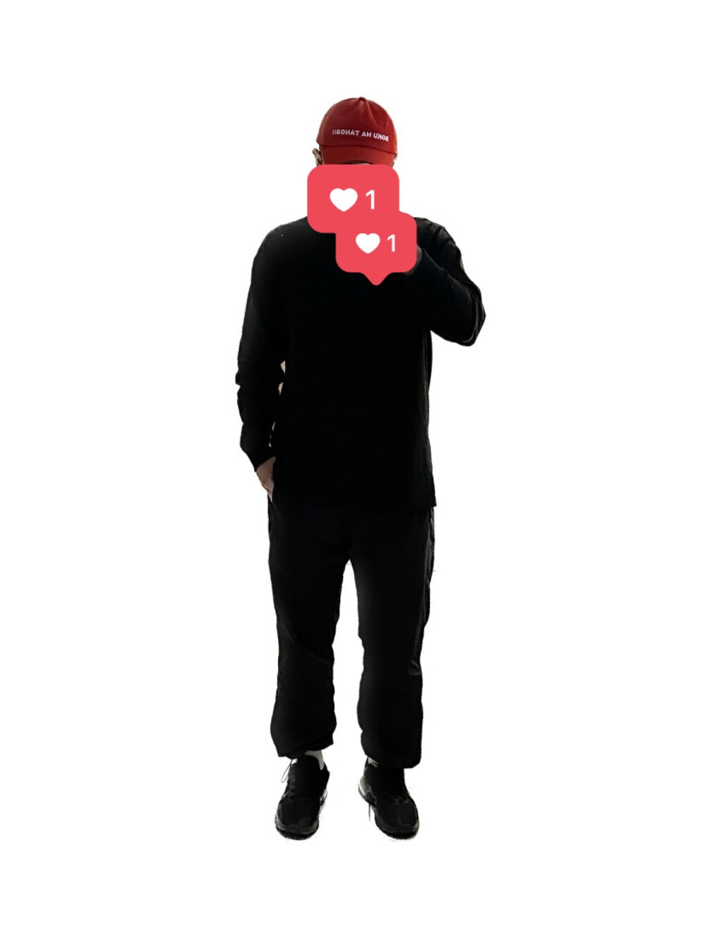 ブラック系のその他パンツ、ブラック系のTシャツ/カットソー、レッド系のキャップを着用したメンズの秋コーディネートの1枚目の写真