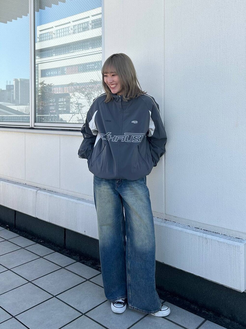 「差し色コーデ、カジュアル、メンズライク、オーバーサイズ」｜「RAGEBLUEの12oz vintage denim wide flare pants/12オンス/ヴィンテージライクデニムワイドフレアパンツ（デニムパンツ、ブルー系）」を使った、kmk612stさん（レディース・164cm）の冬コーディネートの1枚目の写真