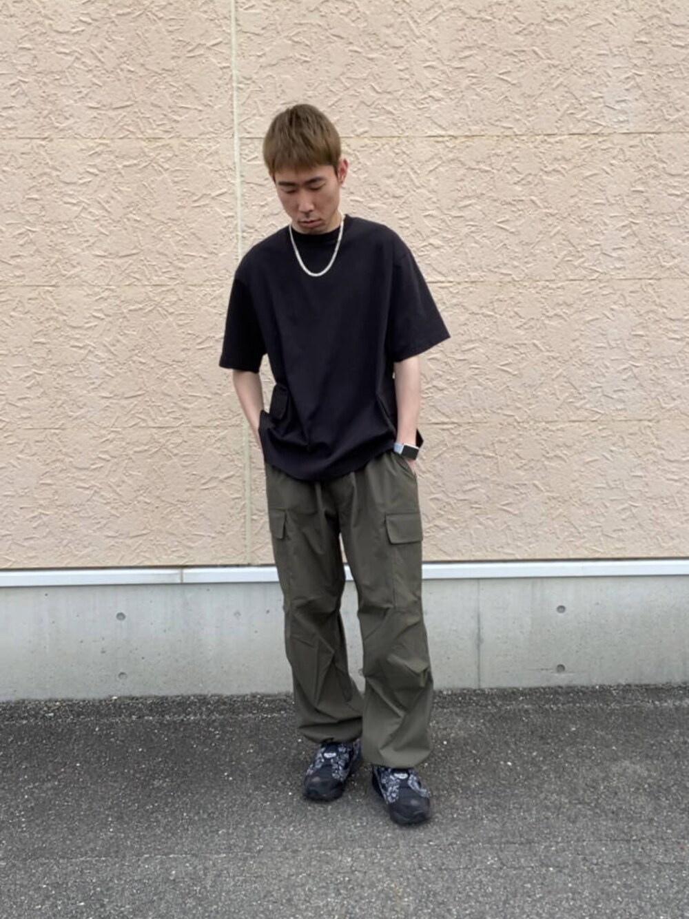 「カーゴパンツ、アクティブ、メンズコーデ、休日リラックスコーデ」｜「ITEMS URBANRESEARCHのウエストイージー ポリカーゴパンツ（その他パンツ、グリーン系）」を使った、tsubasaさん（メンズ・170cm）の夏コーディネートの1枚目の写真