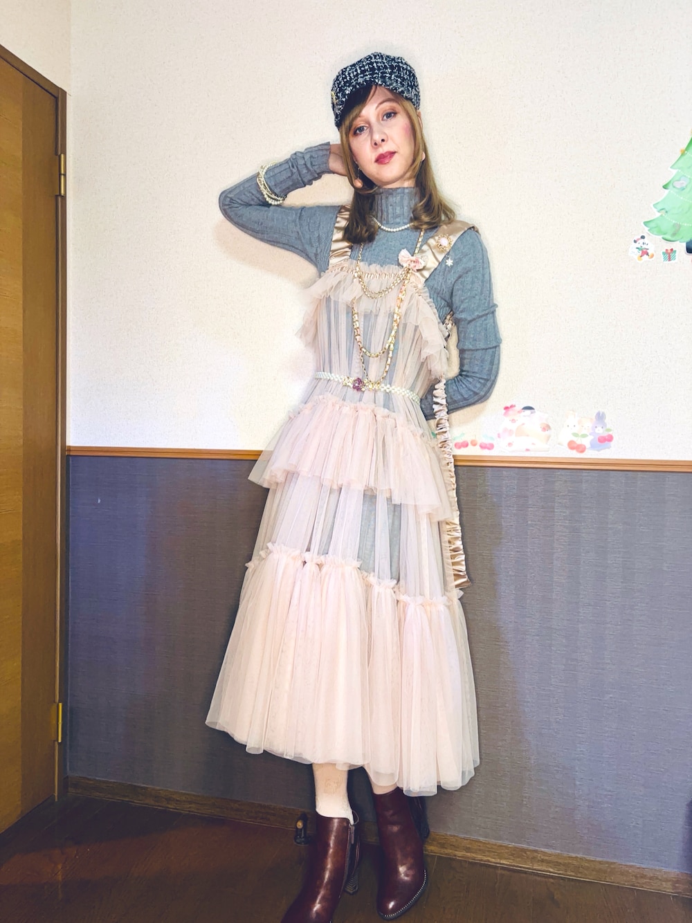 「冬コーデ、大人女子、きれいめコーデ、レイヤードスタイル、デート、帽子、高身長、高身長女子、ふわふわ、クリスマスに着たい服、ニットワンピース、豪華、派手、プリンセス」｜「J1U by LA BELLE ETUDEのシースルーボリュームチュールデザインジレ（ベスト、ベージュ系）」を使った、Elli👩🏻‍🦰高身長細身コーデさん（骨格ウェーブ・レディース・175cm）の冬コーディネートの1枚目の写真