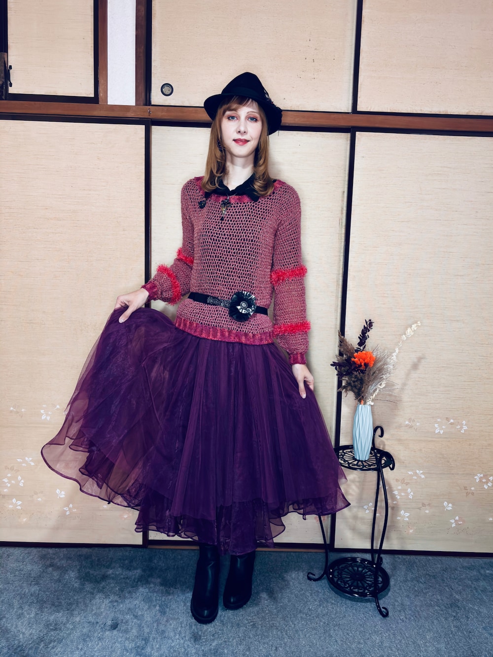 「ハンドメイド、手作り、赤スカート、赤、編み物、長いスカート、春めき満開コーデ、オトナ女子、カッコイイ女子、高身長女子、ニットコーデ、黒帽子、ゴシック、ストリート、レース」｜「LA BELLE ETUDEのアイテム（スカート、レッド系）」を使った、Elli👩🏻‍🦰高身長細身コーデさん（骨格ウェーブ・レディース・175cm）の春コーディネートの1枚目の写真