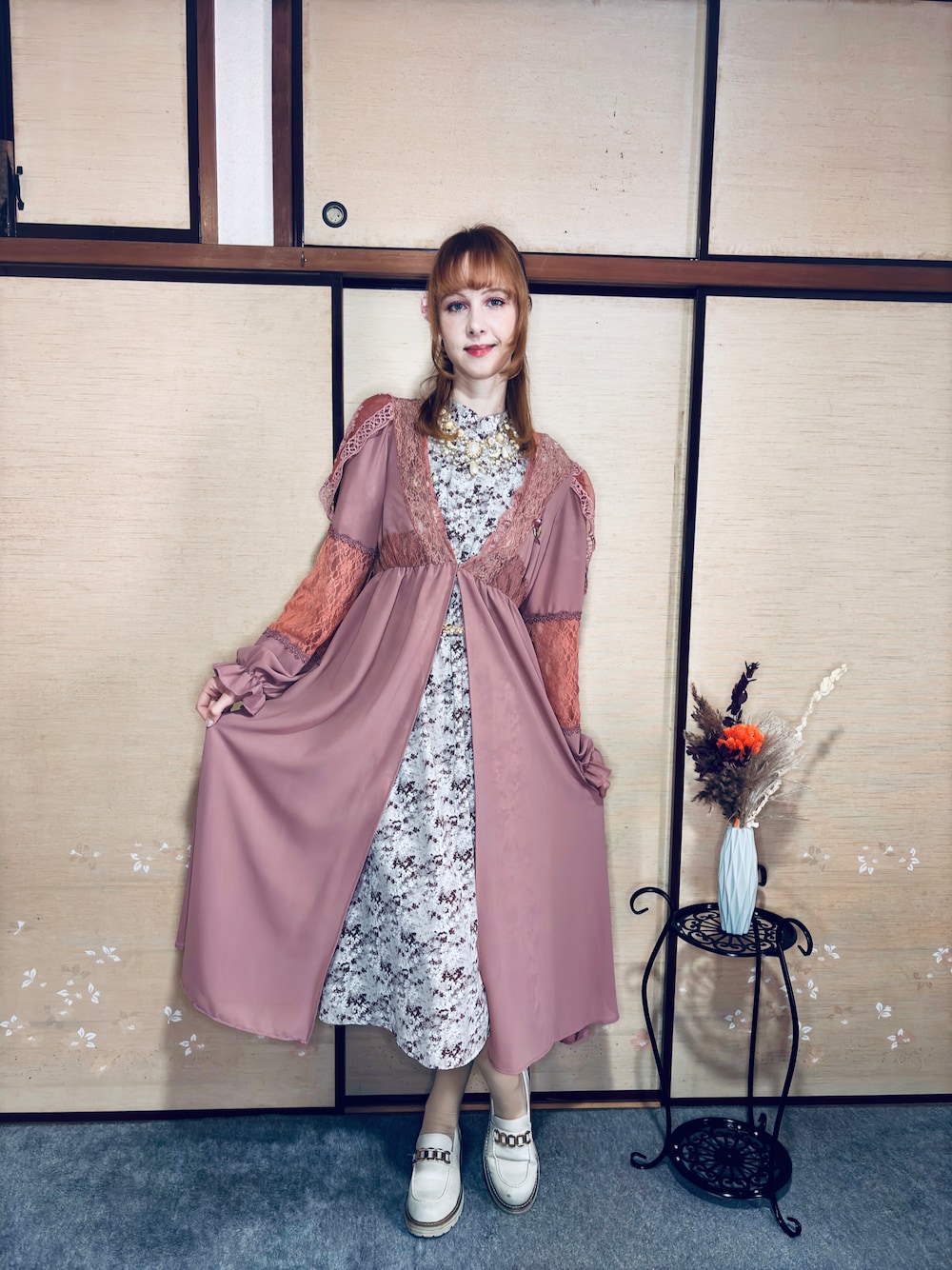 「春めき満開コーデ、花見コーデ、ピンクコーデ、カーディガン、エレガント、春色、初春コーデ、着回しコーデ、休日スタイル、きれいめコーデ、30代コーデ、高身長女子、ハーフアップ、モノトーンコーデ、大人かわいい」｜「Mustangのアイテム（シューズ、ホワイト系）」を使った、Elli👩🏻‍🦰高身長細身コーデさん（骨格ウェーブ・レディース・175cm）の春コーディネートの1枚目の写真