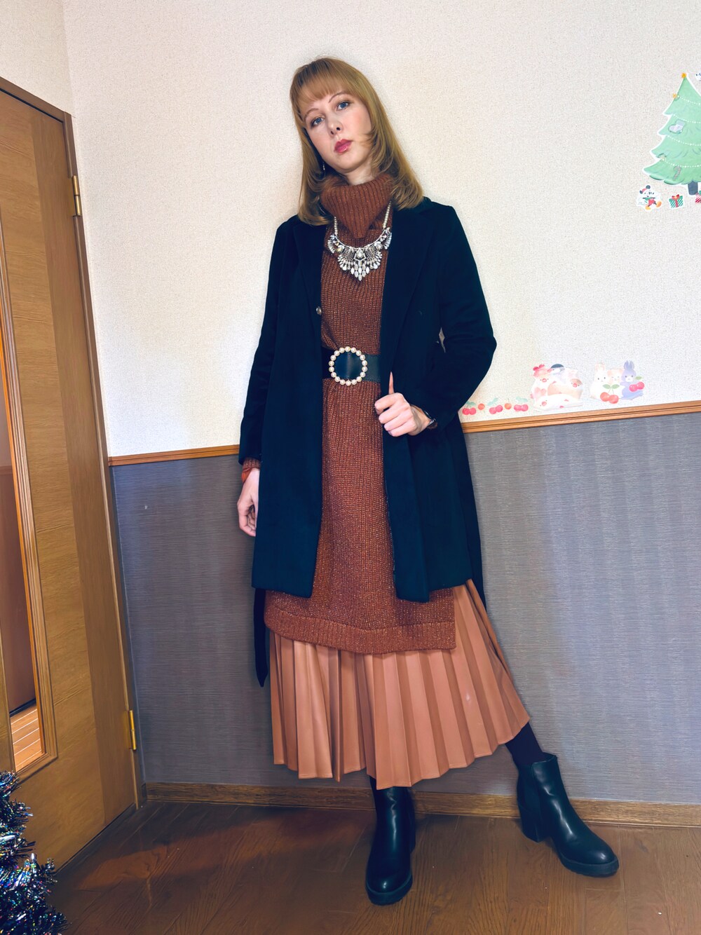 「最近のいい感じコーデ、クリスマスに着たい服、休日スタイル、ニットコーデ、カジュアルガーリー、冬のコーデ、大人コーデ、ロングスカート、ニットワンピース、ブラウン、高身長女子、ワンピース、デート、30代コーデ」｜「CECIL McBEEのノーカラーコート（ノーカラージャケット、ブラック系）」を使った、Elli👩🏻‍🦰高身長細身コーデさん（骨格ウェーブ・レディース・175cm）の冬コーディネートの1枚目の写真
