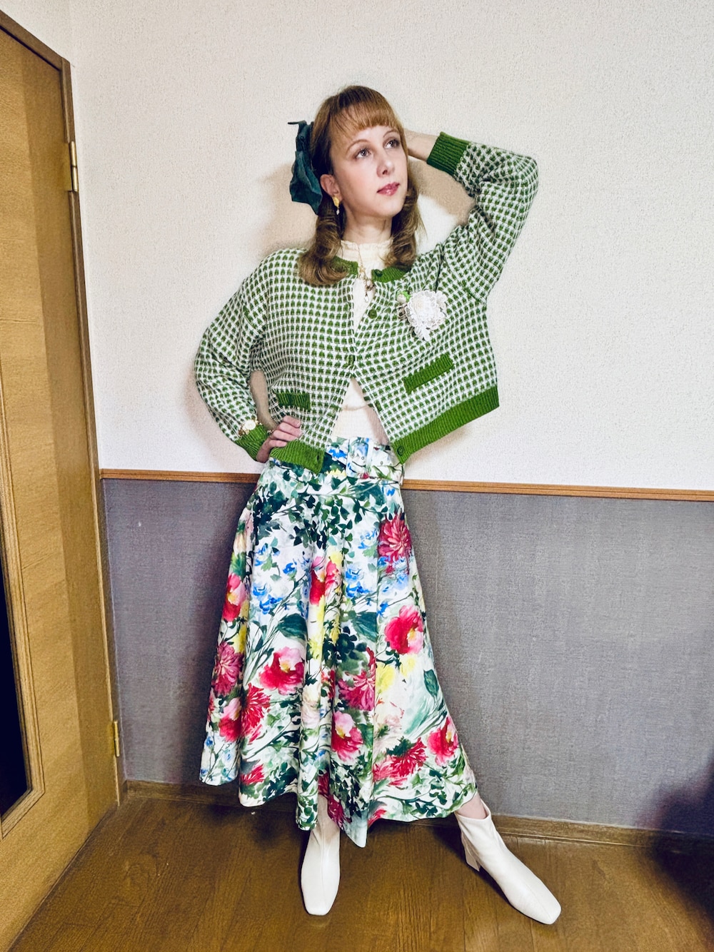 「グリーン、しまむら、ZARA、古着、初売り、花柄スカート、ロングスカート、春コーデ、カーディガン、白ブーツ、緑スカート、バレッタ、緑のカーディガン、高身長女子、金髪」｜「ZARAのアイテム（スカート、グリーン系）」を使った、Elli👩🏻‍🦰高身長細身コーデさん（骨格ウェーブ・レディース・175cm）の冬コーディネートの1枚目の写真