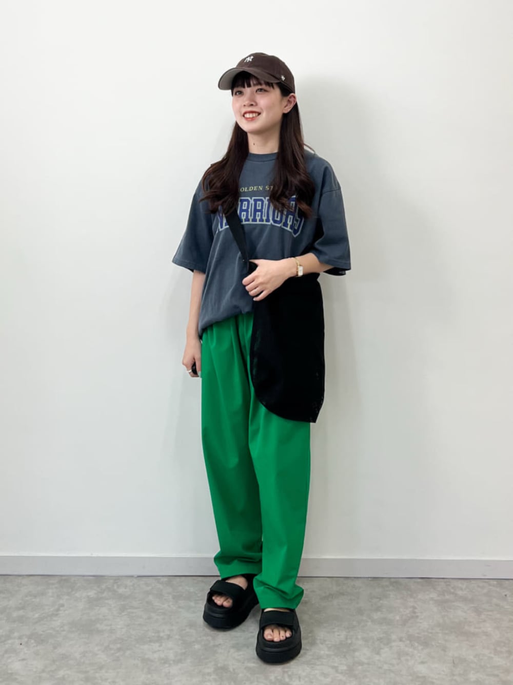 その他のTシャツ/カットソー、グリーン系のその他パンツを着用したレディースの夏コーディネートの1枚目の写真