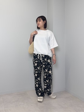 「URBAN RESEARCH DOORS（アーバンリサーチドアーズ）のヘムドロストプルオーバー（Tシャツ/カットソー、ホワイト系）」を使った、あおいさん（レディース・158cm）の春コーディネート