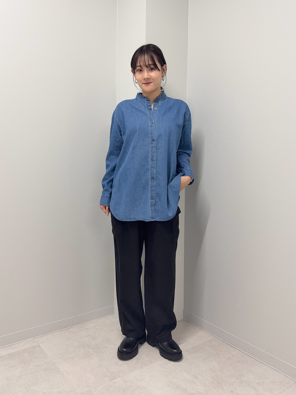 ブルー系のシャツ/ブラウス、ブラック系のその他パンツ、ブラック系のブーツを着用したレディースの秋コーディネートの1枚目の写真