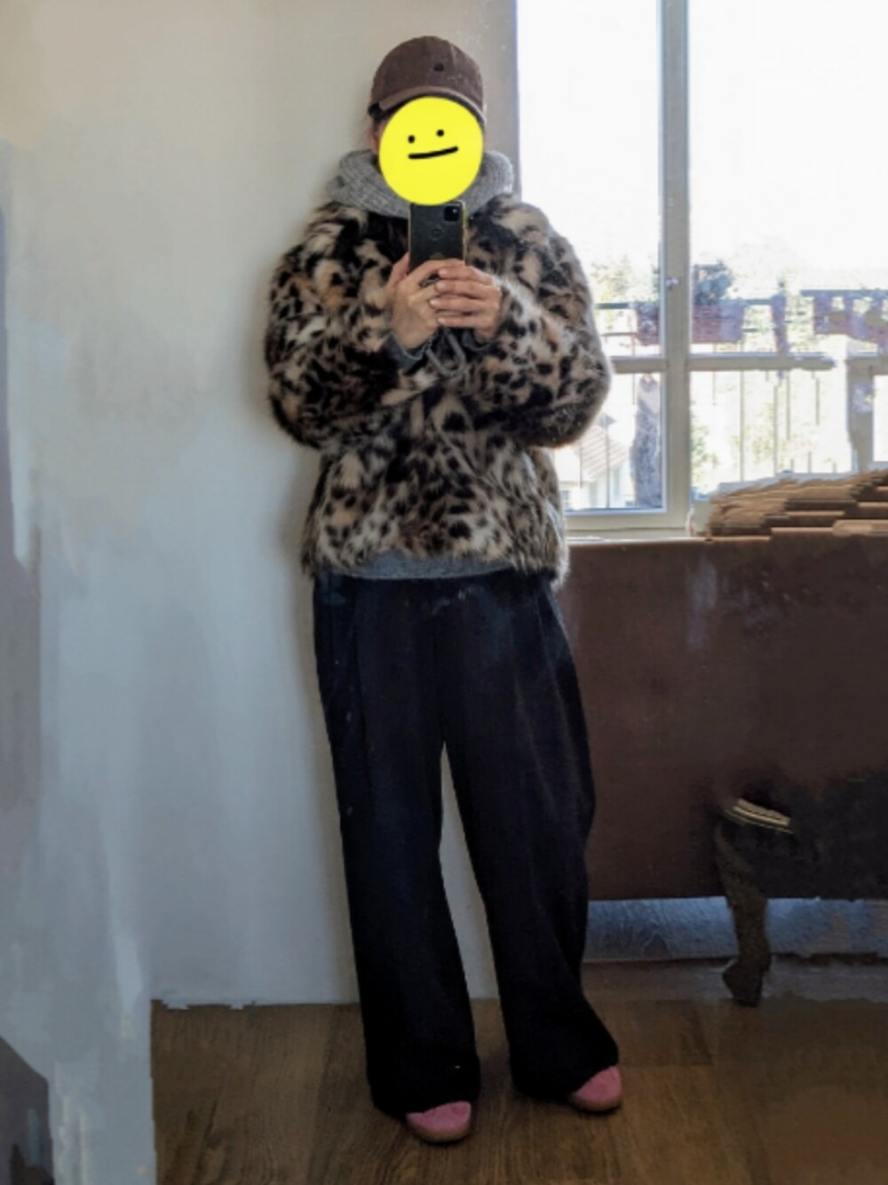 「PULL&BEARのアイテム（ネックウォーマー/スヌード、グレー系）」を使った、wearradlさん（レディース・163cm）の春コーディネートの1枚目の写真