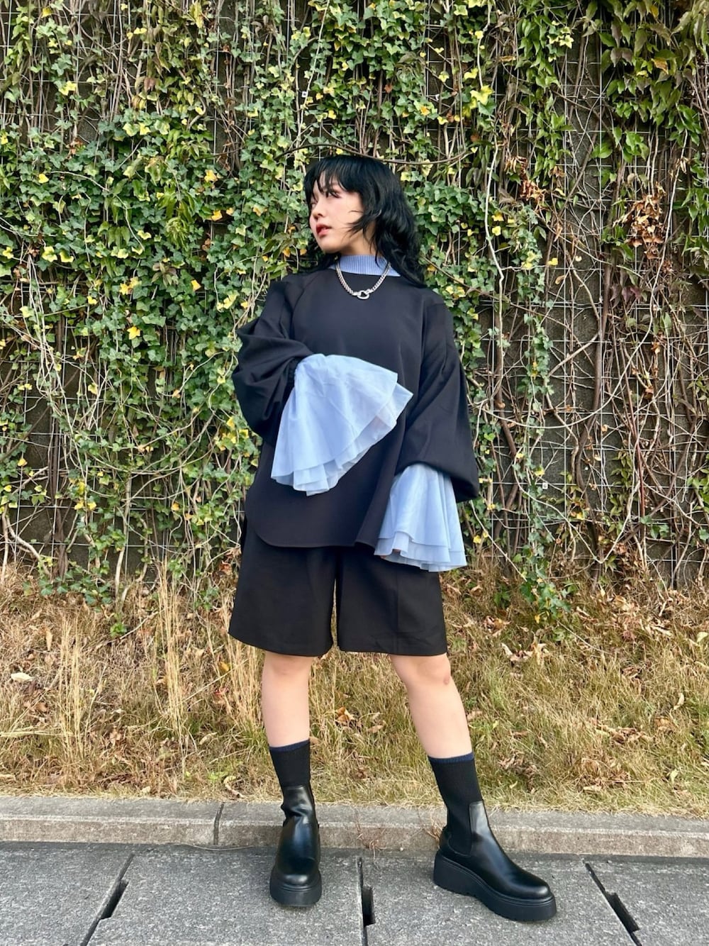 「冬コーデ、シンプル、モノトーン、ボリューム袖、チュール、ハーフパンツ、ブーツ、オールブラック、ブラック、ブルー、バルーンスリーブ、短パン、短パン小僧」｜「Te chichiのショルダータックブラウス（セットアップ可）（シャツ/ブラウス、ブラック系）」を使った、ttversakaさん（骨格ウェーブ・レディース・152cm）の冬コーディネートの1枚目の写真