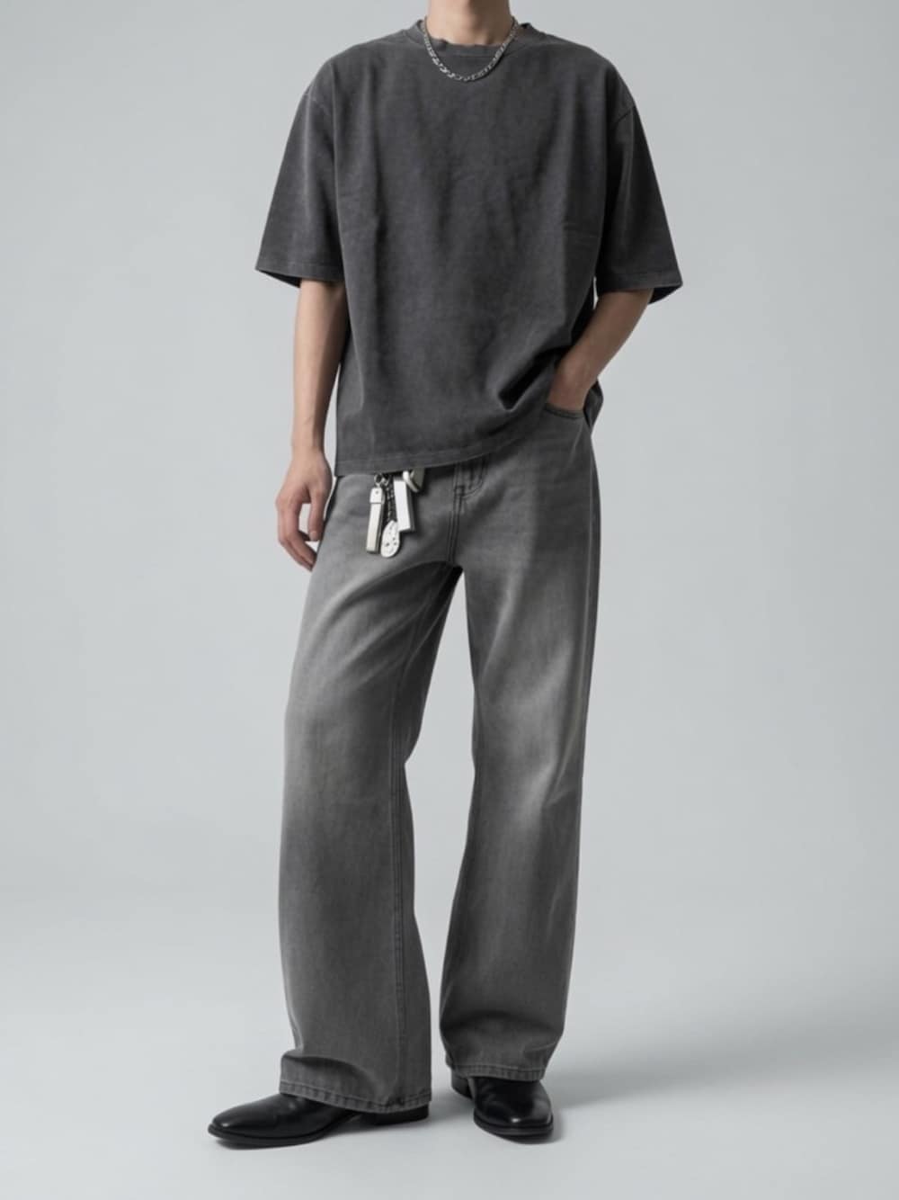 グレー系のTシャツ/カットソー、グレー系のデニムパンツ、ブラック系のブーツを着用したメンズの夏コーディネートの1枚目の写真